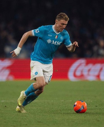 曼联弃将独造2球,AC米兰0-2那不勒斯无缘卫冕,意甲单线争冠