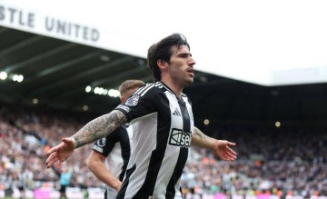 纽卡斯尔反超曼城升至联赛第三,欧冠门票稳了!今夏投入2亿引援再升级