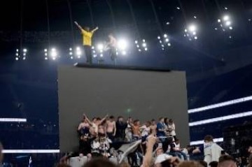 太阳报:热刺的球迷在球队赢得欧联杯冠军之后冲入球场进行庆祝