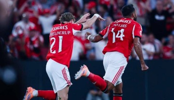 本菲卡险胜马德拉,穆帅临场惹争议,补时进球定冠军之争.