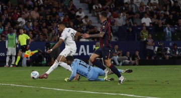 姆巴佩杀疯了:2分钟双响西甲40战38球!搂着阿隆索笑开花