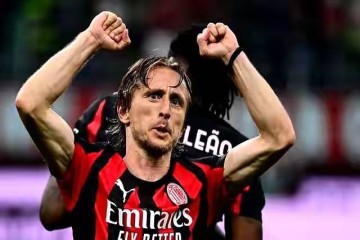 62天闪人!600万赔偿金不要了?滕哈赫遭反杀后急返荷甲,真能救贾府?