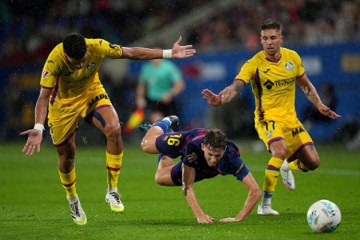 巴萨球迷心碎!两巨星伤情不明,欧冠前景蒙上阴影?